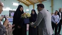 تجلیل از مادر شهید محمدحسین سودی در مراسم اختتامیه لیگ برتر بدمینتون بانوان در زنجان